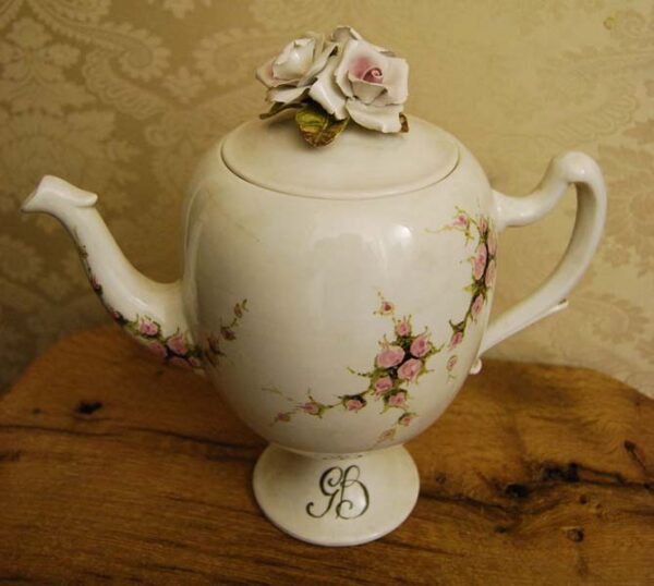 grande-potiche-in-ceramica-lavorata-con-rose